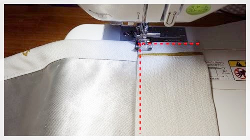 カーテン丈の仕上げ シンで赤い点線を縫っていく
