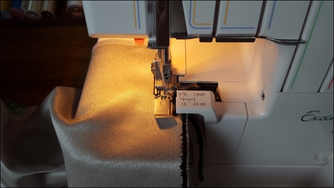 フラットカーテンの作り方 ロックミシンで縫い合わせる