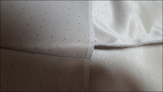 フラットカーテンの作り方 ロックミシンで縫い合わせる