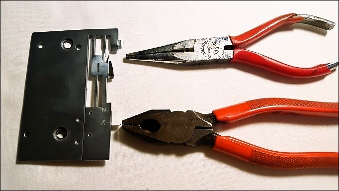 ロックミシンの針板修理 ペンチを大小用意