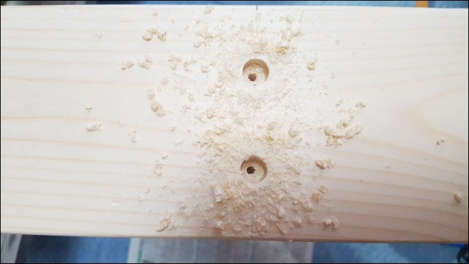 皿取錐で木材に穴をあける
