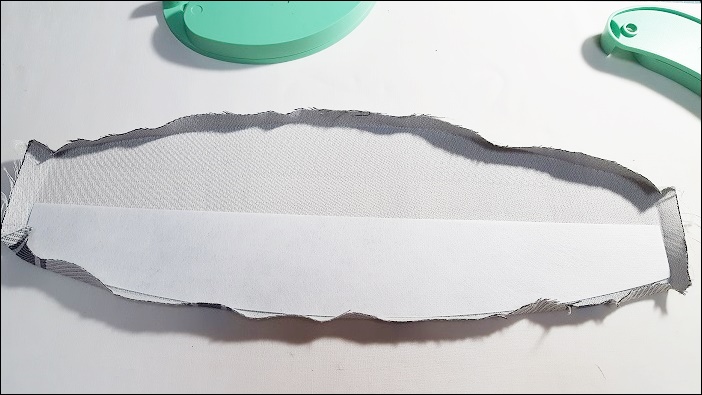 基本のカーテンタッセルの作り方　アイロンをあてたら、型紙を取り除いて芯地を重ねる