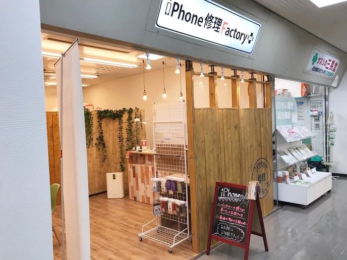 エスカレーターで地下1階へ降りるとすぐに「iPhone修理Factory+千里丘駅前店」が見つかる